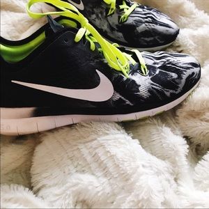 Nike running shoes 🖤💚